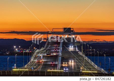 (千葉県)東京湾アクアライン・海ほたるPAから眺める木更津方面 夜明け (千葉県)東京湾アクアライン・海ほたるPAから眺める木更津方面 夜明け 84726182