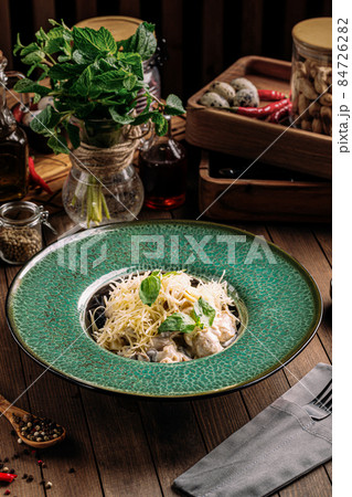 Cream sauce fetuchini with chicken and mushrooms 84726282