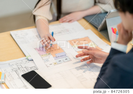 女性建築士にテレワークスペースの指示をする男性ビジネスマン 女性建築士にテレワークスペースの指示をする男性ビジネスマン 84726305