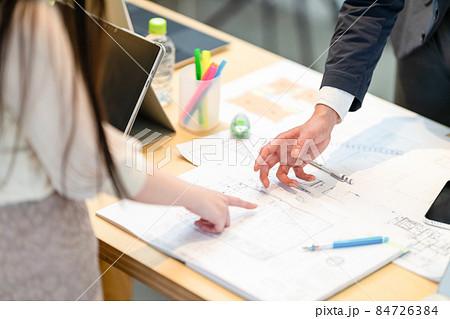 女性の説明に疑問を抱く男性ビジネスマン 84726384