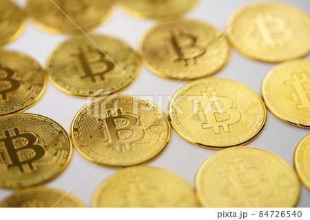 白い背景に置かれたたくさんの仮想通貨 暗号通貨 コイン 84726540