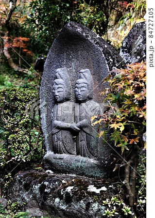 石仏、道祖神、仲良し道祖神、倉田辰彦作、日本製品、大きさは写真の中にございます。 群馬県倉渕町の道祖神・中石津の写真素材 [84727105] - PIXTA