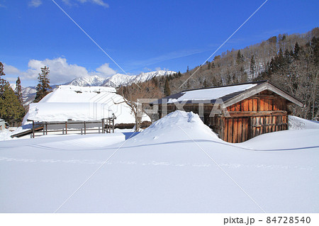 冬の千国街道　雪に埋もれた牛方宿と塩倉 84728540