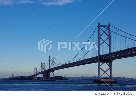 朝方に香川県坂出市から瀬戸大橋を望む 朝方に香川県坂出市から瀬戸大橋を望む 84728619