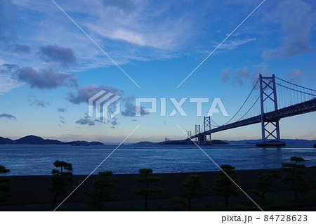 夜明けに香川県坂出市から瀬戸大橋・本島方面を望む 夜明けに香川県坂出市から瀬戸大橋・本島方面を望む 84728623