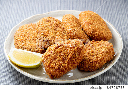 揚げ物盛り合わせ。手前が海老カツ、奥左がメンチカツ、奥右がコロッケ、各2個。 揚げ物盛り合わせ。手前が海老カツ、奥左がメンチカツ、奥右がコロッケ、各2個。 84728733