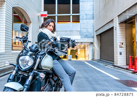 バイク通勤をするビジネスウーマン 渋谷 バイク通勤をするビジネスウーマン 渋谷 84728875