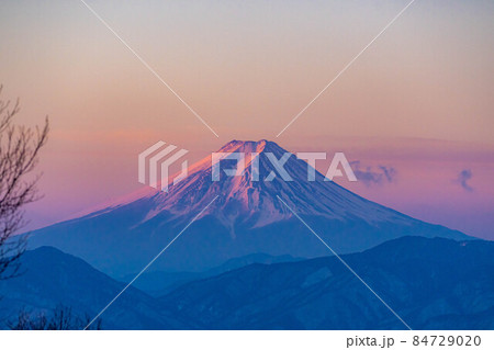 雲取山から見た朝日に染まる富士山　【東京都】 84729020