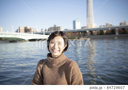 笑顔のかわいい女性 笑顔のかわいい女性 84729607