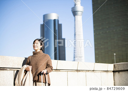 東京観光するかわいい女性 東京観光するかわいい女性 84729609