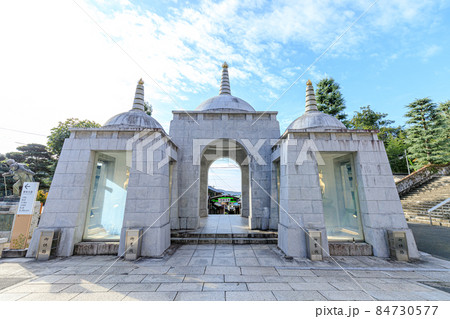 秋の最上稲荷山妙教寺　仁王門　岡山県岡山市 84730577