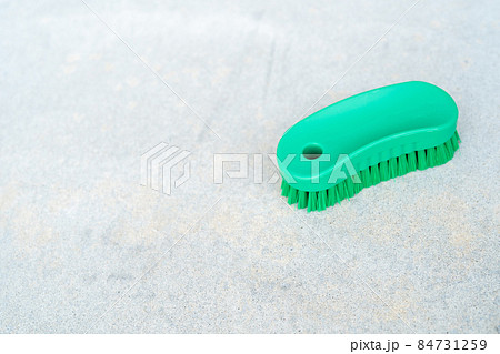 ブラシでコンクリートを磨く　年末の大掃除用品 84731259