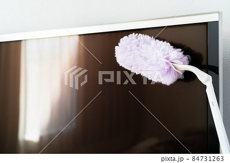 テレビの画面に静電気でついた埃をとる　リビングルームのテレビを清掃 84731263