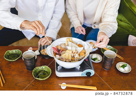 鍋料理を食べる男女 84732878