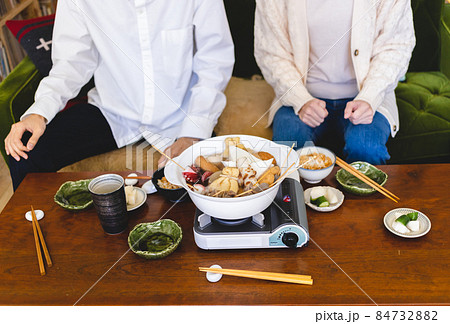 鍋料理を食べる男女 84732882