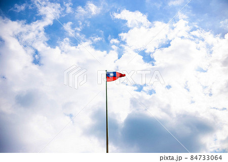 青空に舞う台湾の国旗 84733064
