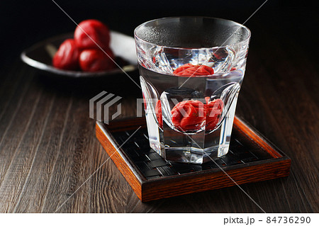 焼酎のお湯割りと梅干し 84736290