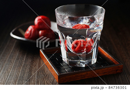 焼酎のお湯割りと梅干し 焼酎のお湯割りと梅干し 84736301
