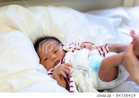 育児 ママと1ヵ月の赤ちゃん 育児 ママと1ヵ月の赤ちゃん 84736419