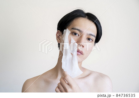 パックをする美容男子 84736535