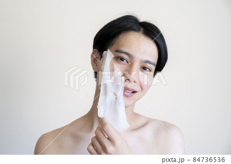 パックをする美容男子 84736536