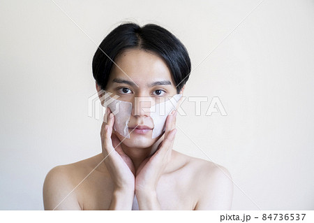 パックをする美容男子 84736537