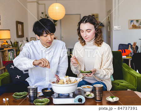 鍋料理を食べるカップル 84737391