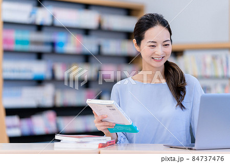 本を貸し出す図書館司書 撮影協力:中央工学校附属日本語学校 本を貸し出す図書館司書 撮影協力:中央工学校附属日本語学校 84737476