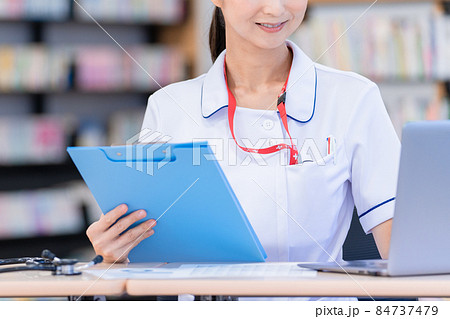 データ入力をする看護師 撮影協力:中央工学校附属日本語学校 データ入力をする看護師 撮影協力:中央工学校附属日本語学校 84737479