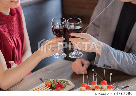 カップル　ワインで乾杯する男女 84737696