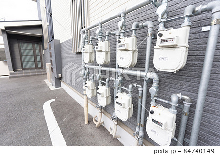 集合住宅にあるガスメーター 84740149
