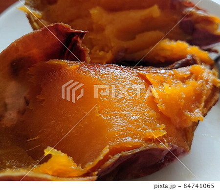 トロトロの美味しそうな焼き芋 トロトロの美味しそうな焼き芋 84741065