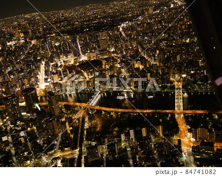 東京の街、綺麗な夜景を高い所から観察 84741082