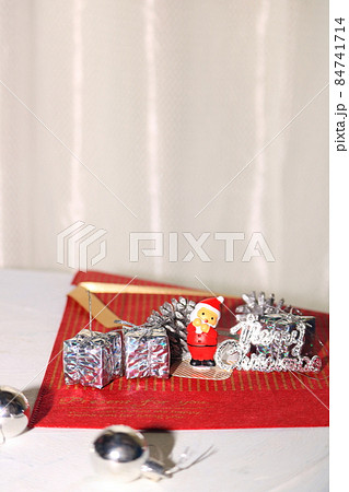 クリスマスデコレーション可愛いサンタクロース 84741714