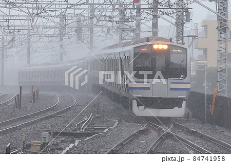 豪雨の中を走る総武快速線 84741958