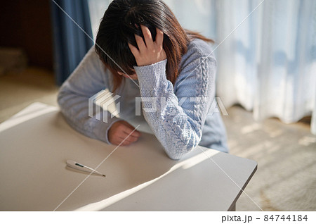 風邪をひいて熱が出ている女性 84744184