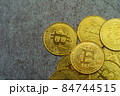 コンクリートの上に置かれた仮想通貨 暗号通貨 コイン 硬貨 84744515