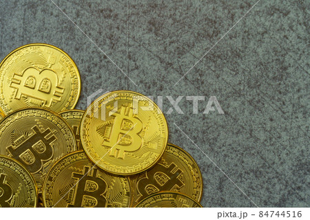 コンクリートの上に置かれた仮想通貨 暗号通貨 コイン 硬貨 84744516