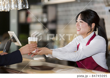 カフェで働く若い女性 84745095