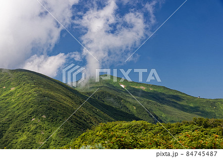 日暮沢からの登りから見る雲湧く朝日連峰主稜線 日暮沢からの登りから見る雲湧く朝日連峰主稜線 84745487