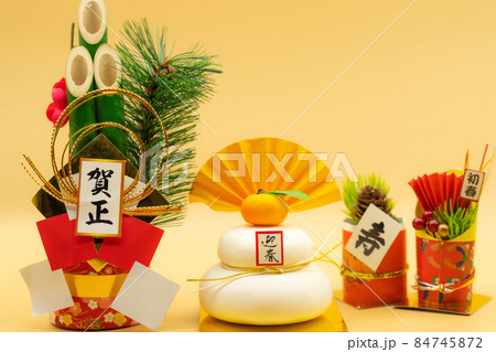 【謹賀新年】お正月飾りイメージ【年賀状】 【謹賀新年】お正月飾りイメージ【年賀状】 84745872