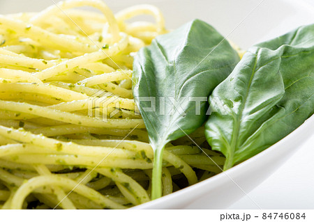 バジルのパスタに添えられたスイートバジルの葉のアップ の写真素材