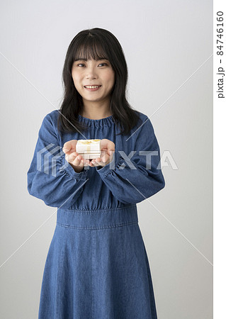 小さいプレゼントの箱を手のひらに乗せた女性 84746160