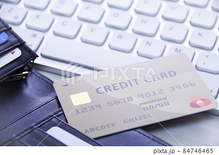 クレジットカードとパソコン 84746465