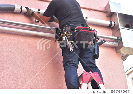 電気工事　電源増設の屋外配管工事　脚立作業の電気工事士 84747047