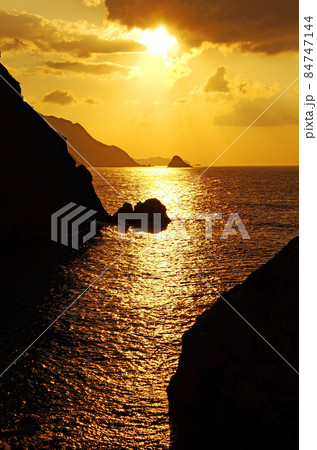 奄美の大和村の徳浜展望台からの夕景 84747144