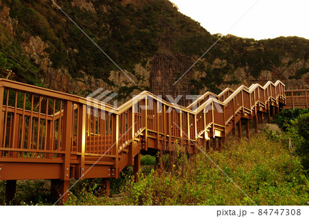 奄美の大和村の徳浜展望台への階段 奄美の大和村の徳浜展望台への階段 84747308