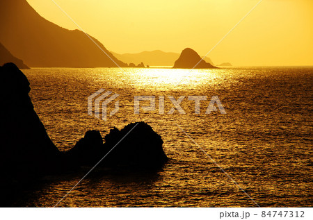 奄美の大和村の徳浜展望台からの夕景 84747312