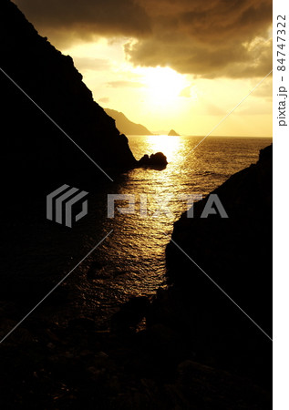 奄美の大和村の徳浜展望台からの夕景 84747322