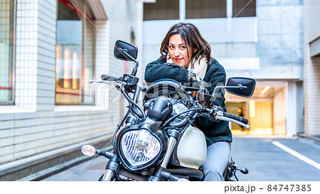 バイク通勤をするビジネスウーマン　渋谷 84747385